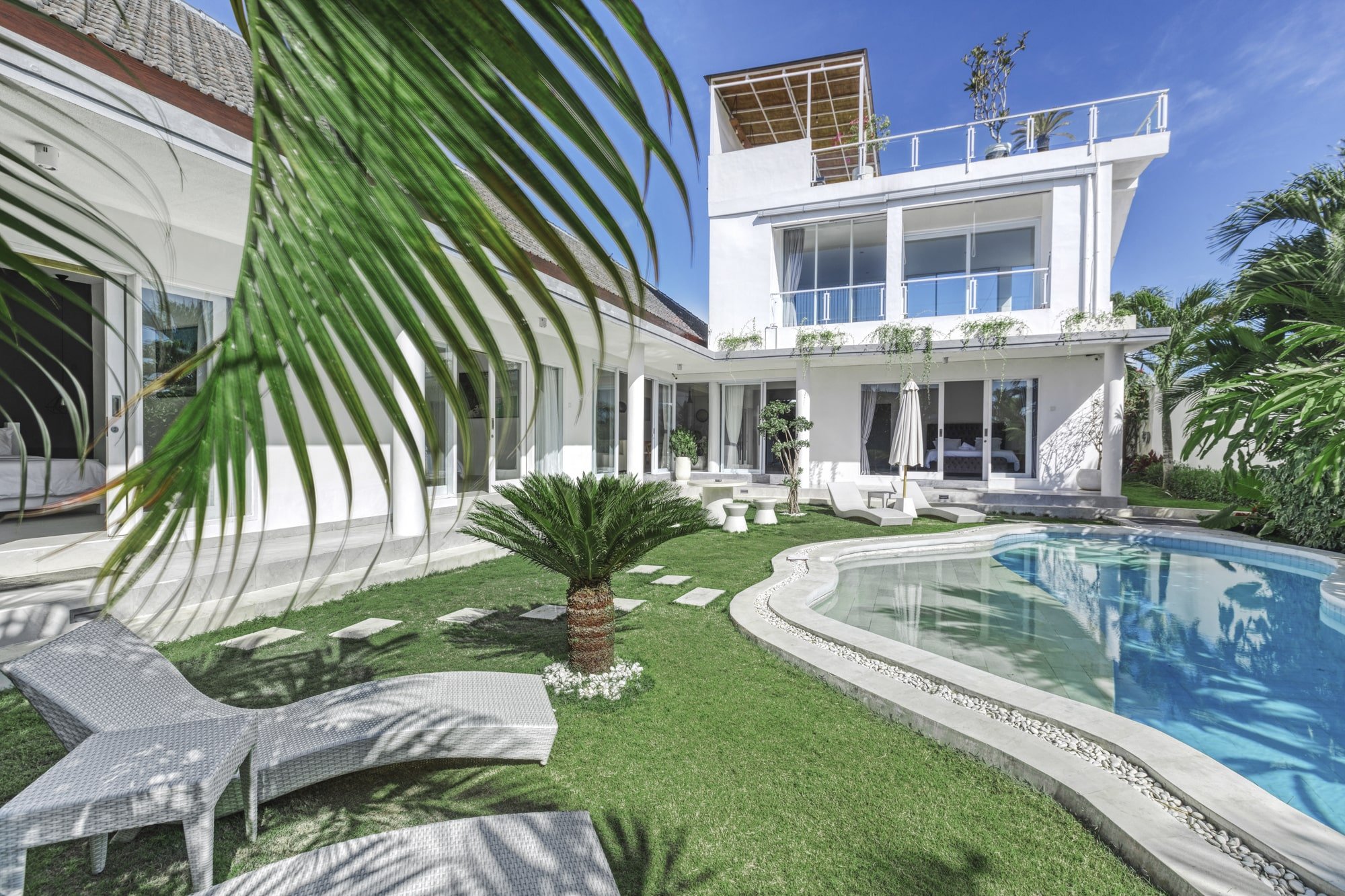 MODERN DESIGN 4 BEDROOM VILLA FOR SALE LEASEHOLD IN CANGGU BE-1337 